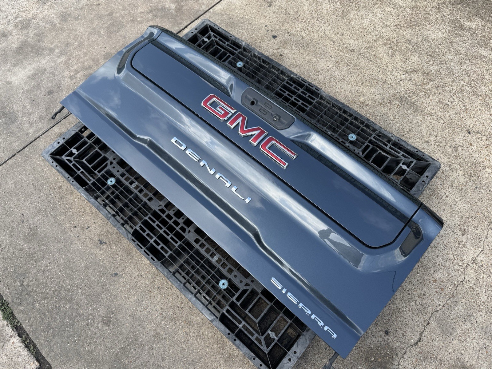 2020-2024 GMC Sierra 2500 3500 Factory Multi Pro Tailgate Dark Sky Metallic OEM - Image 2