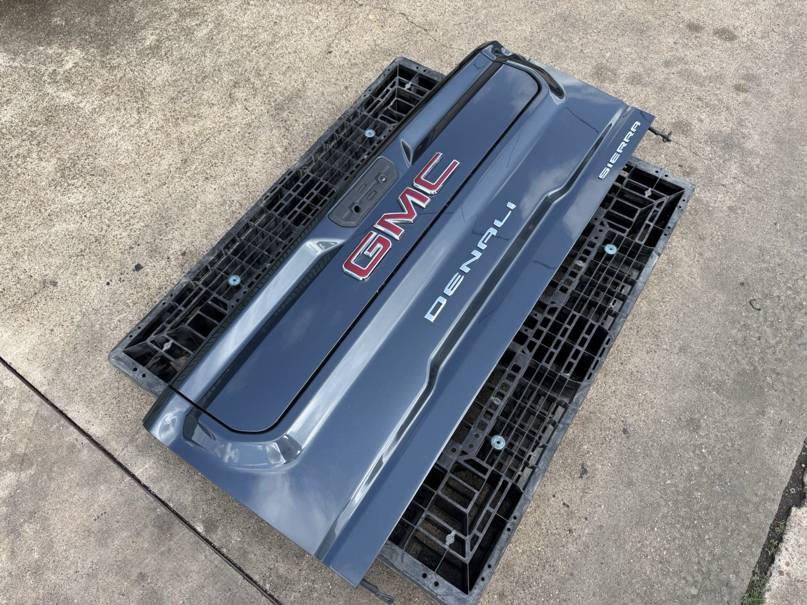 2020-2024 GMC Sierra 2500 3500 Factory Multi Pro Tailgate Dark Sky Metallic OEM - Image 3