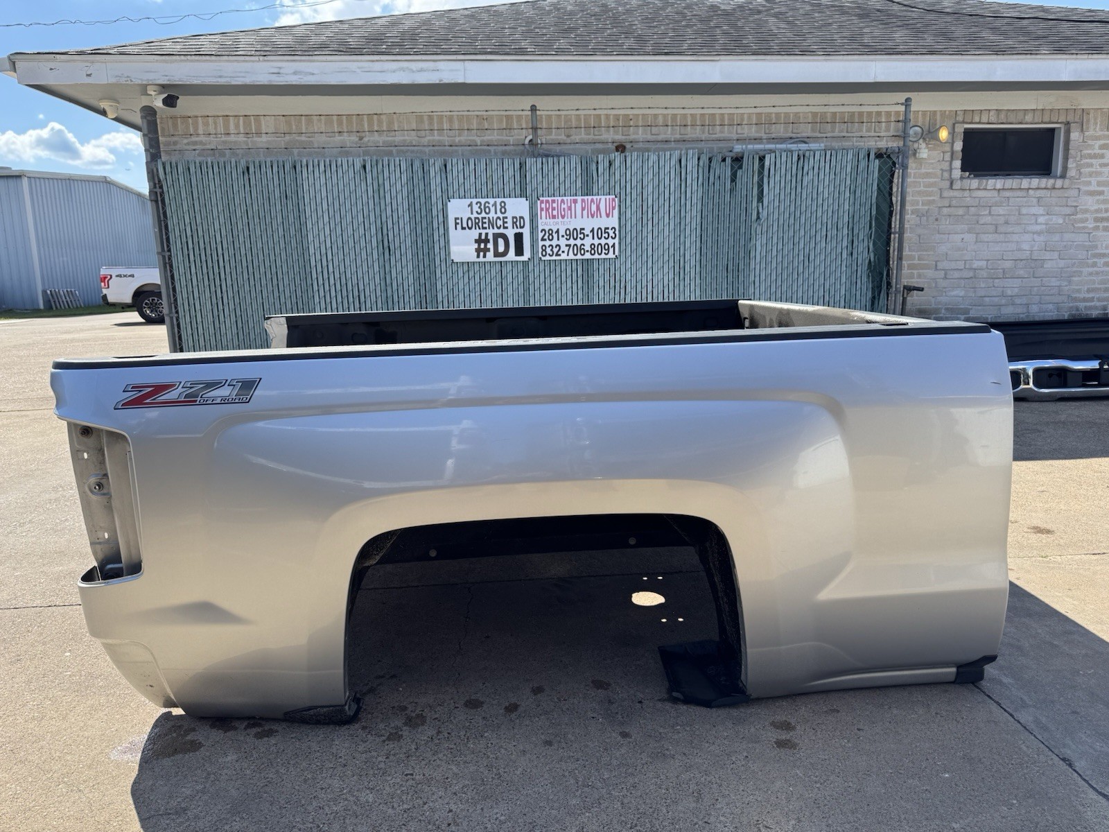 2015-2019 Chevy 2500 3500 Take Off Short Bed 6FT 9IN Silver SRW OEM - Image 2