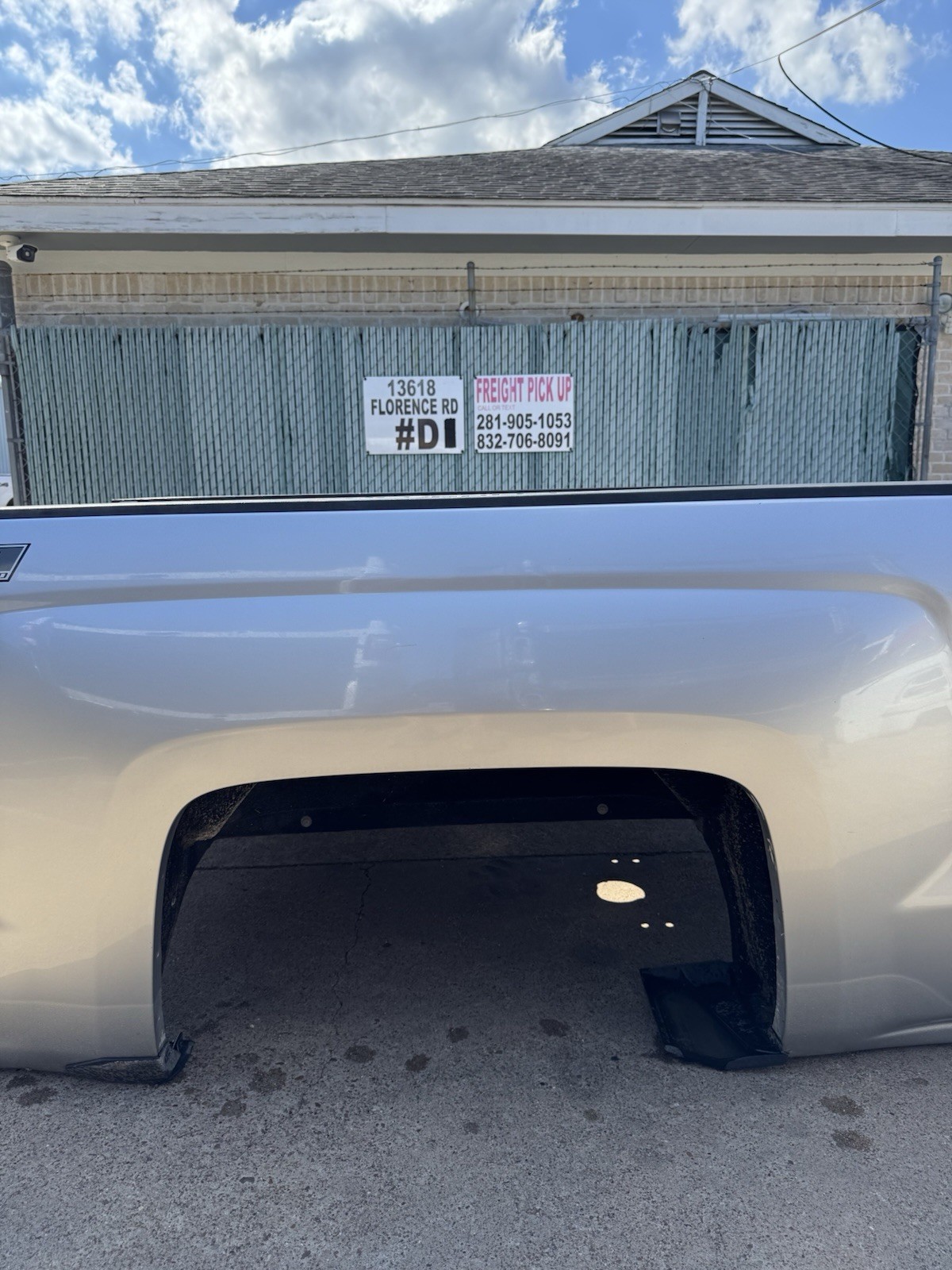 2015-2019 Chevy 2500 3500 Take Off Short Bed 6FT 9IN Silver SRW OEM - Image 4