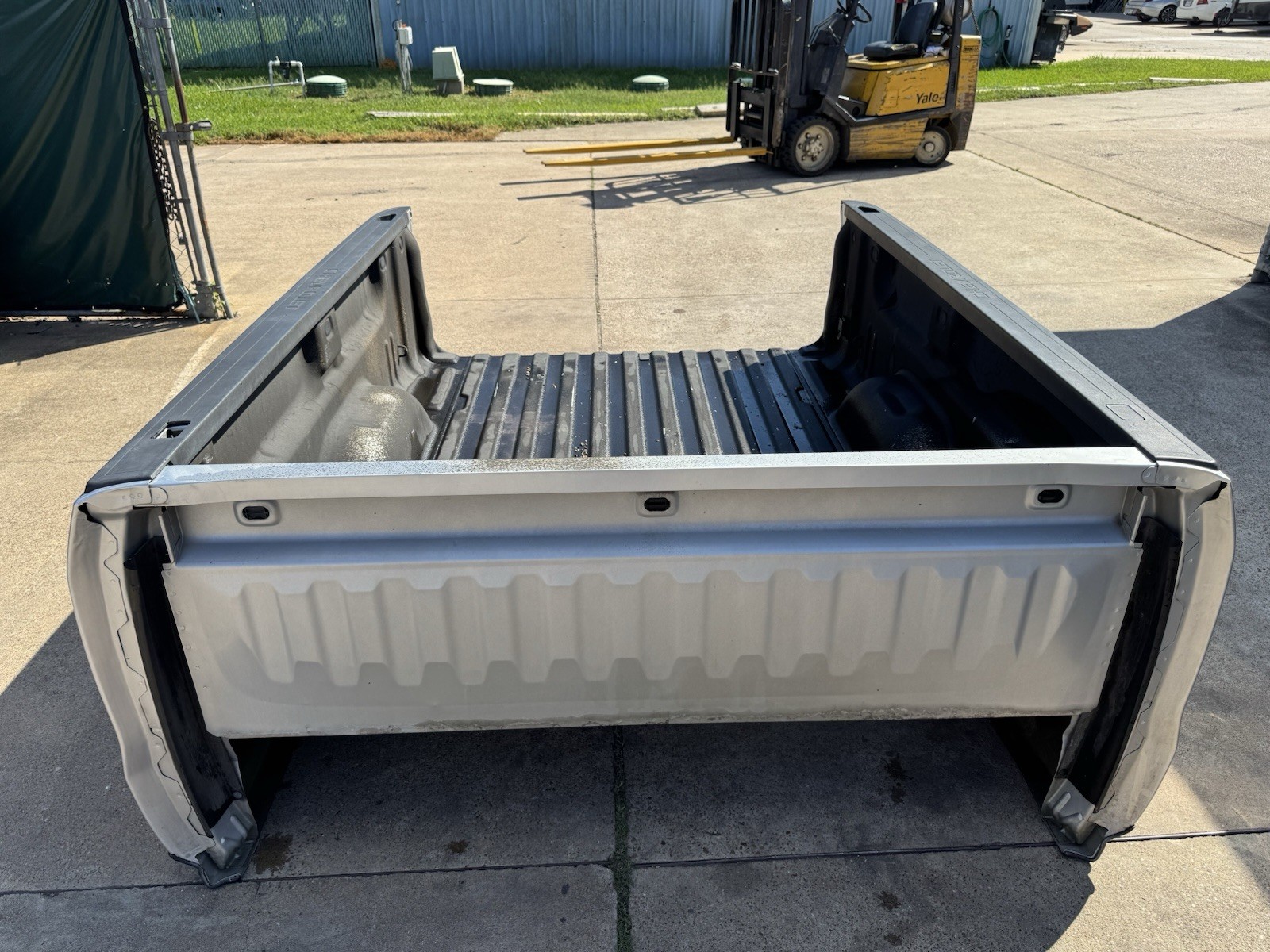 2015-2019 Chevy 2500 3500 Take Off Short Bed 6FT 9IN Silver SRW OEM - Image 7