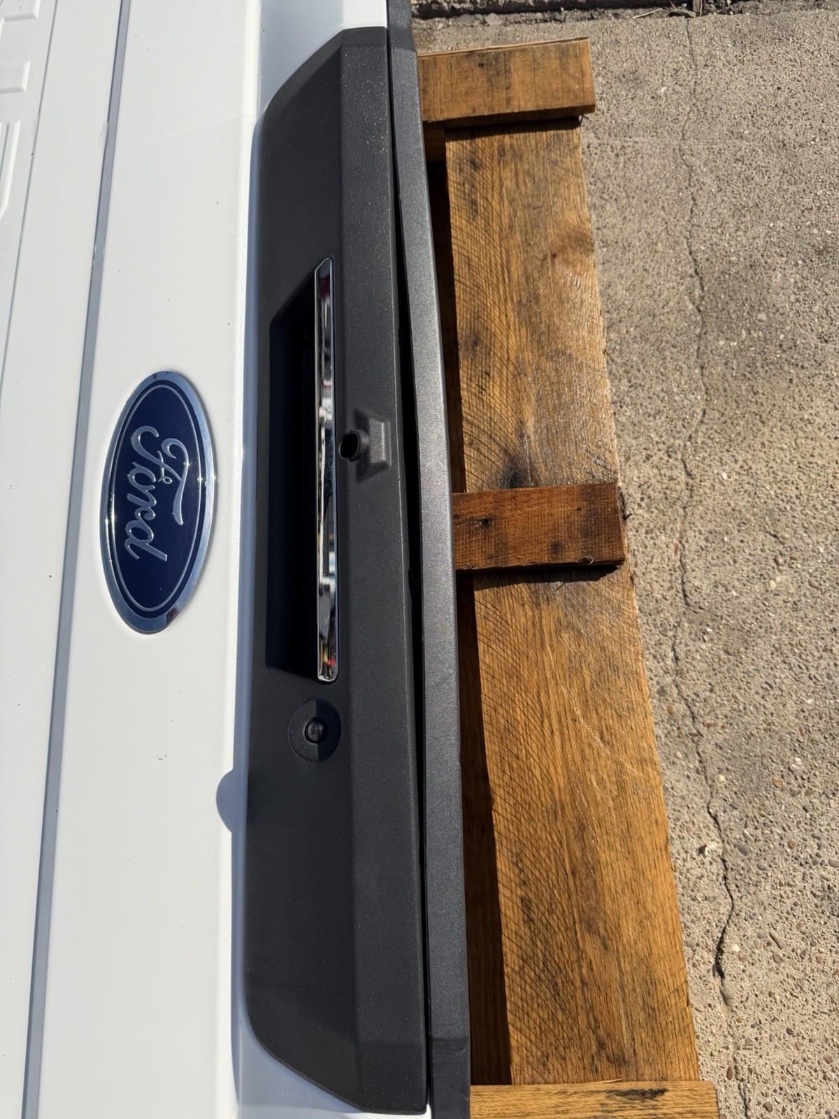 2020-2022 Ford F250 F350 Factory Tailgate Star White w/ Step & Camera Hole OEM - Image 15