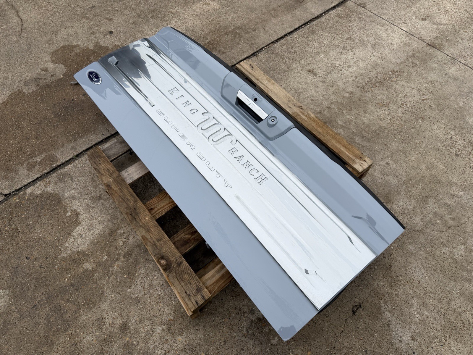 2023-2026 Ford F250 F350 Factory KING RANCH Tailgate Step Camera Glacier Grey - Image 3