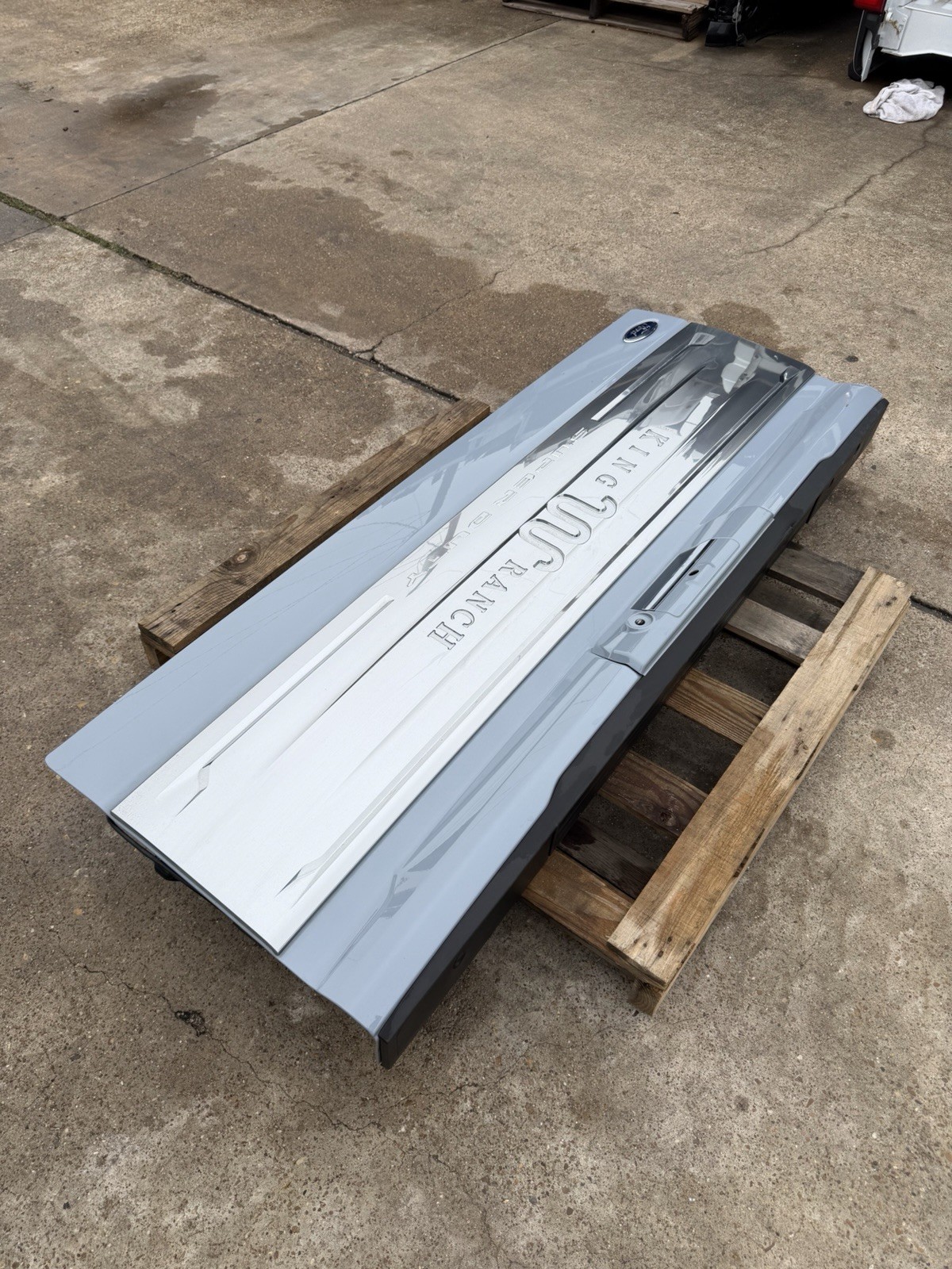 2023-2026 Ford F250 F350 Factory KING RANCH Tailgate Step Camera Glacier Grey - Image 16