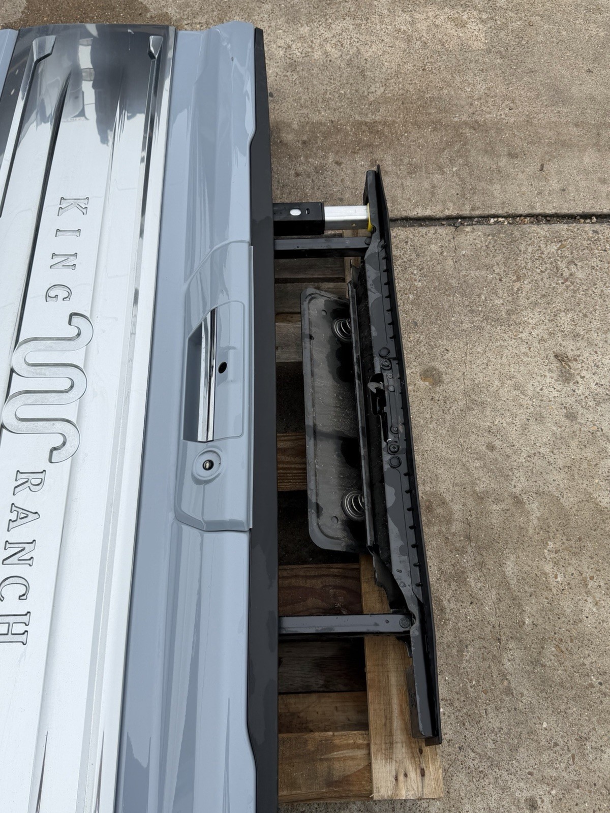 2023-2026 Ford F250 F350 Factory KING RANCH Tailgate Step Camera Glacier Grey - Image 19