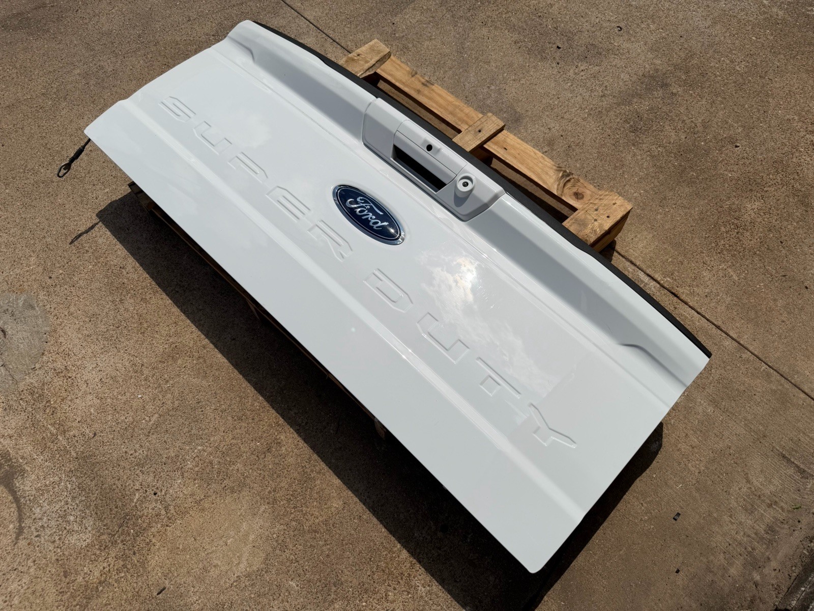 2023-2026 Ford F250 F350 Factory Tailgate OEM Oxford White w/ Step Camera Hole - Image 4