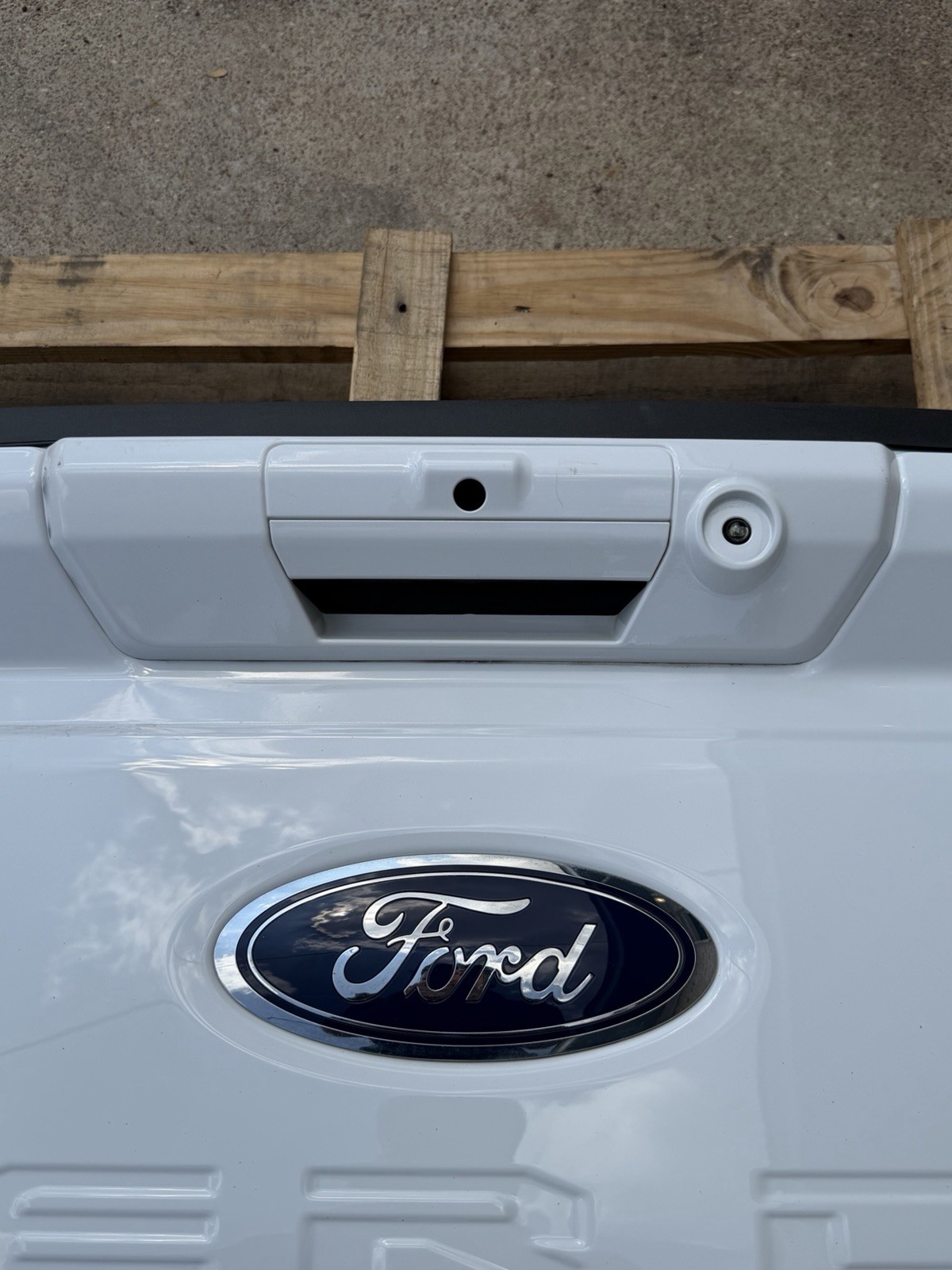 2023-2026 Ford F250 F350 Factory Tailgate OEM Oxford White w/ Step Camera Hole - Image 18