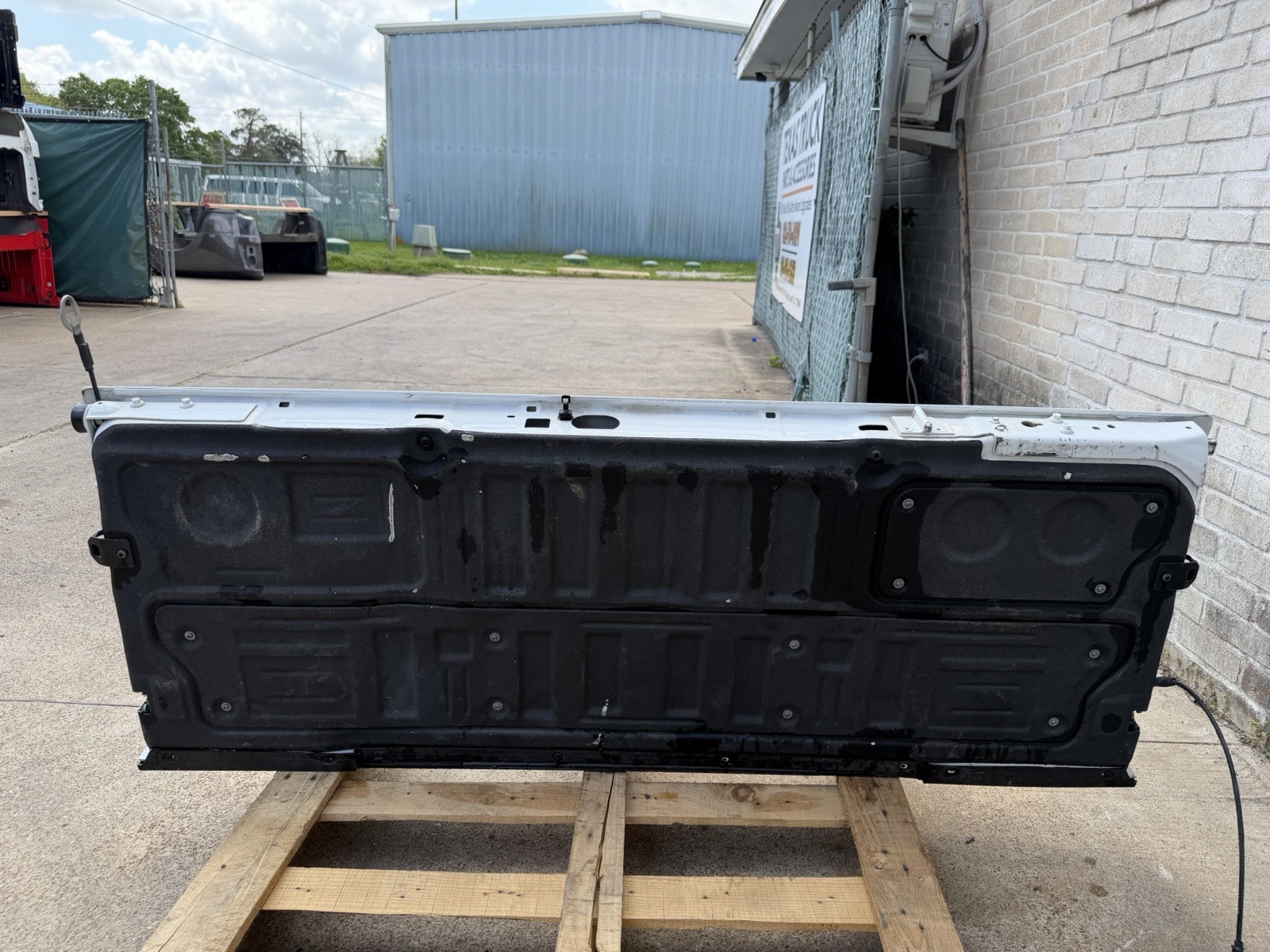 2023-2026 Ford F250 F350 Factory Tailgate OEM Oxford White w/ Step Camera Hole - Image 19