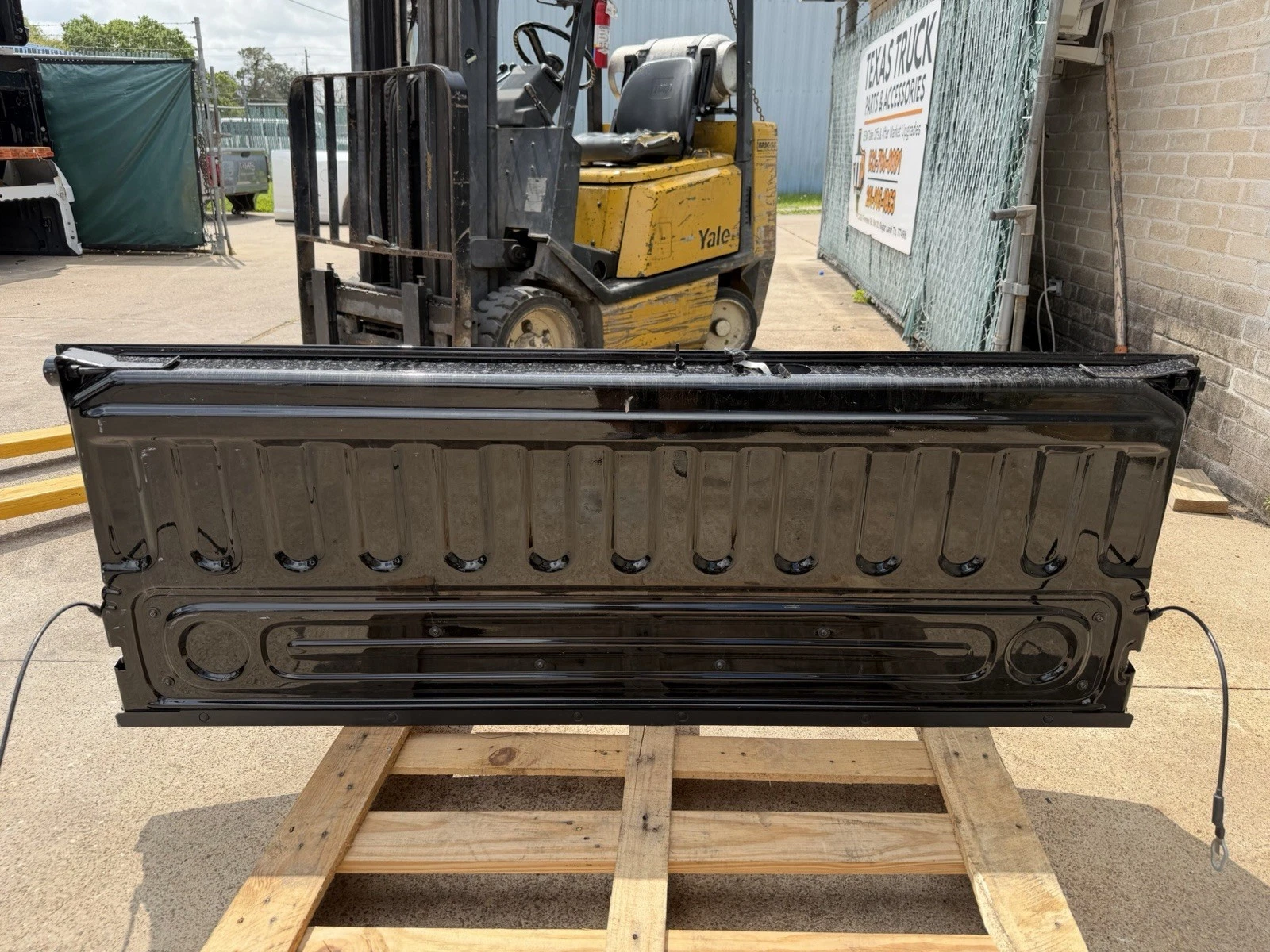 2019-2026 Ram 2500 3500 Factory Tailgate Diamond Black Crystal OEM w/ Camera Hole - Image 15