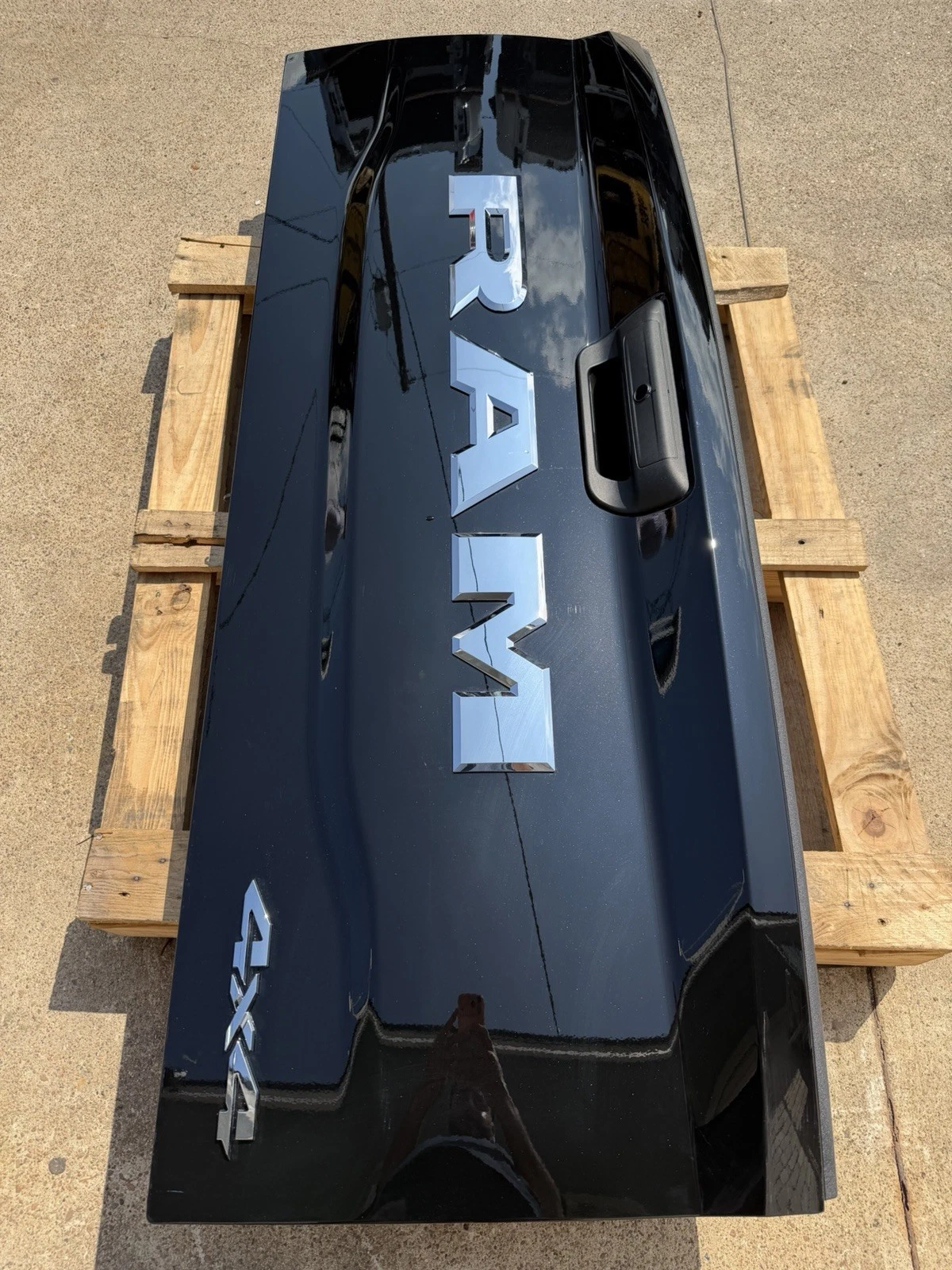 2019-2026 Ram 2500 3500 Factory Tailgate Diamond Black Crystal OEM w/ Camera Hole - Image 4