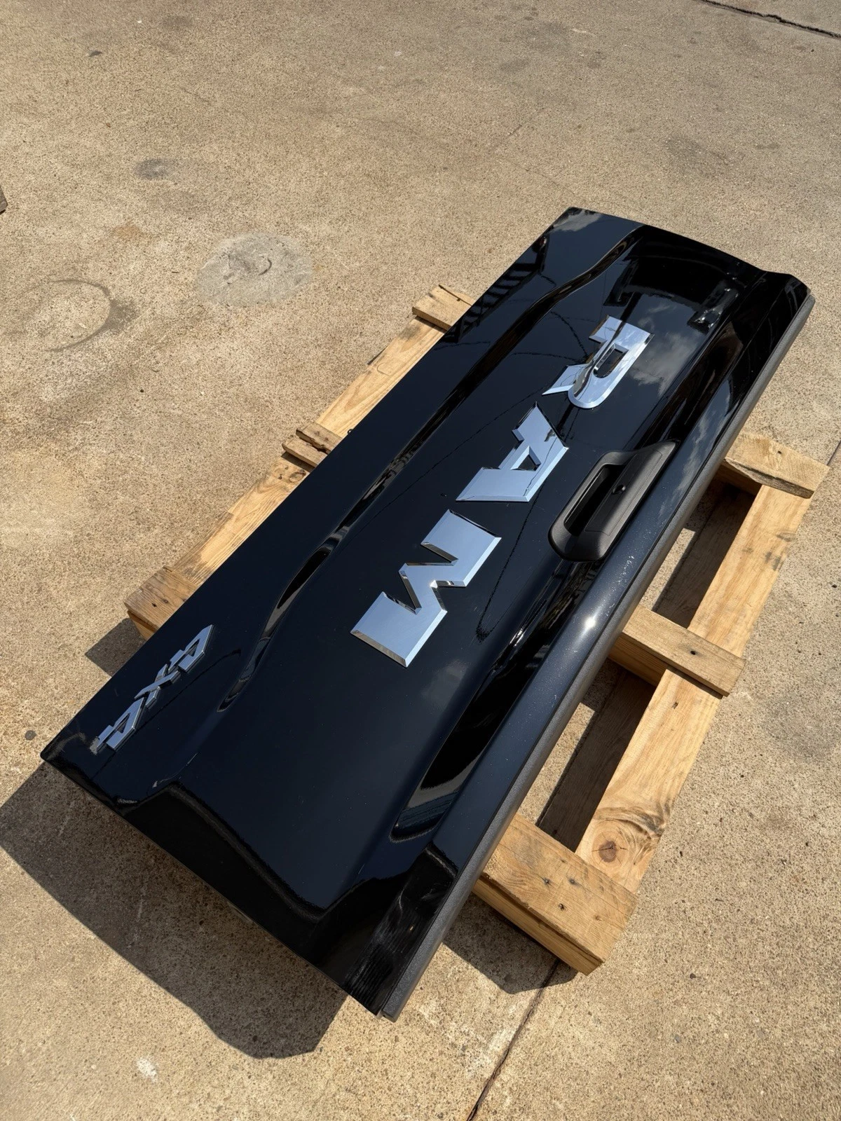 2019-2026 Ram 2500 3500 Factory Tailgate Diamond Black Crystal OEM w/ Camera Hole - Image 16