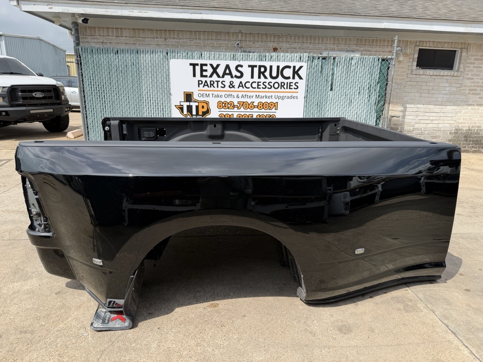 2019-2026 Ram 3500 Dually Bed 8FT OEM Diamond Black DRW Take Off Bed Only - Image 3