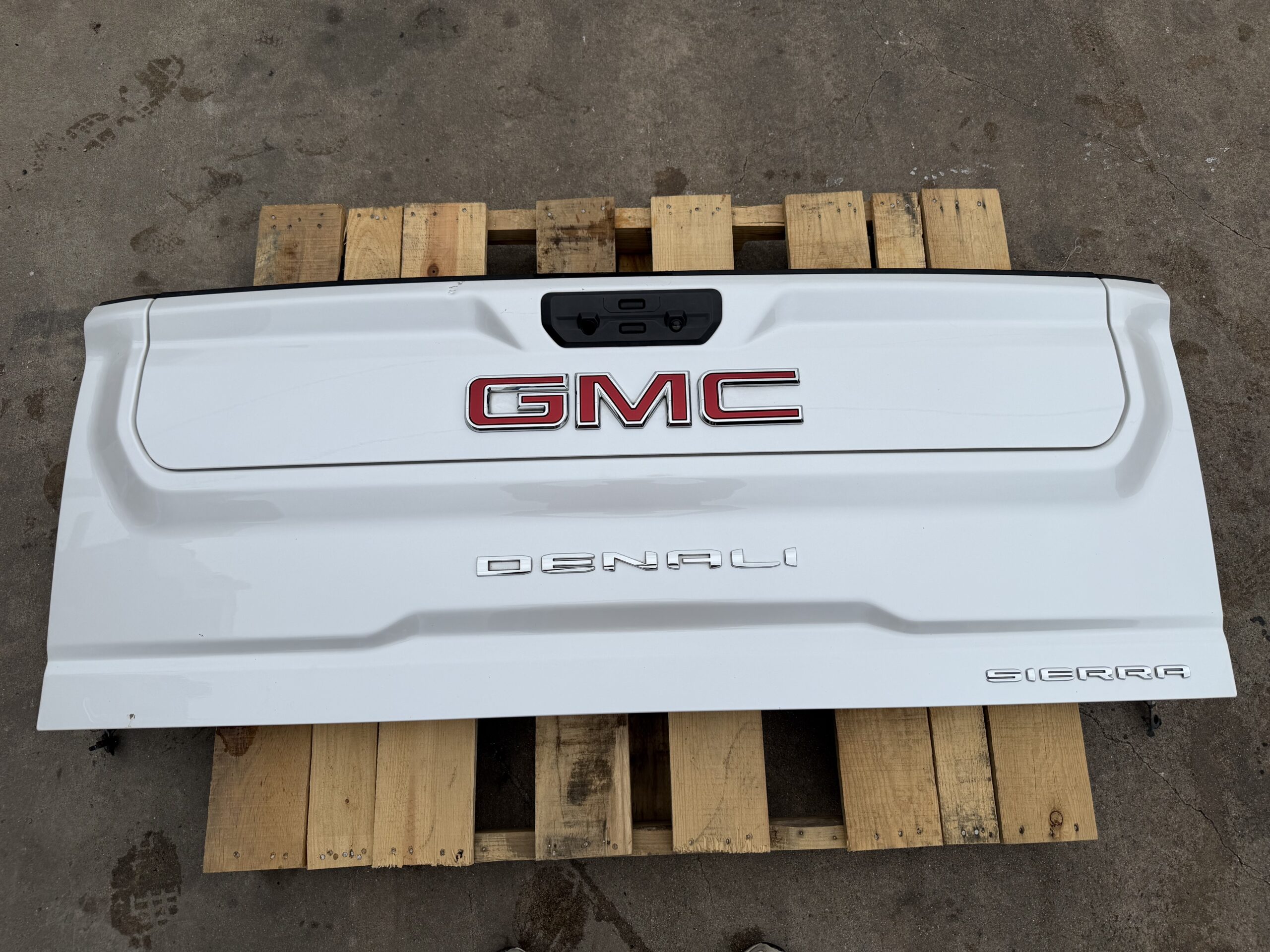 GMC Sierra HD MultiPro tailgate — six-function articulating tailgate