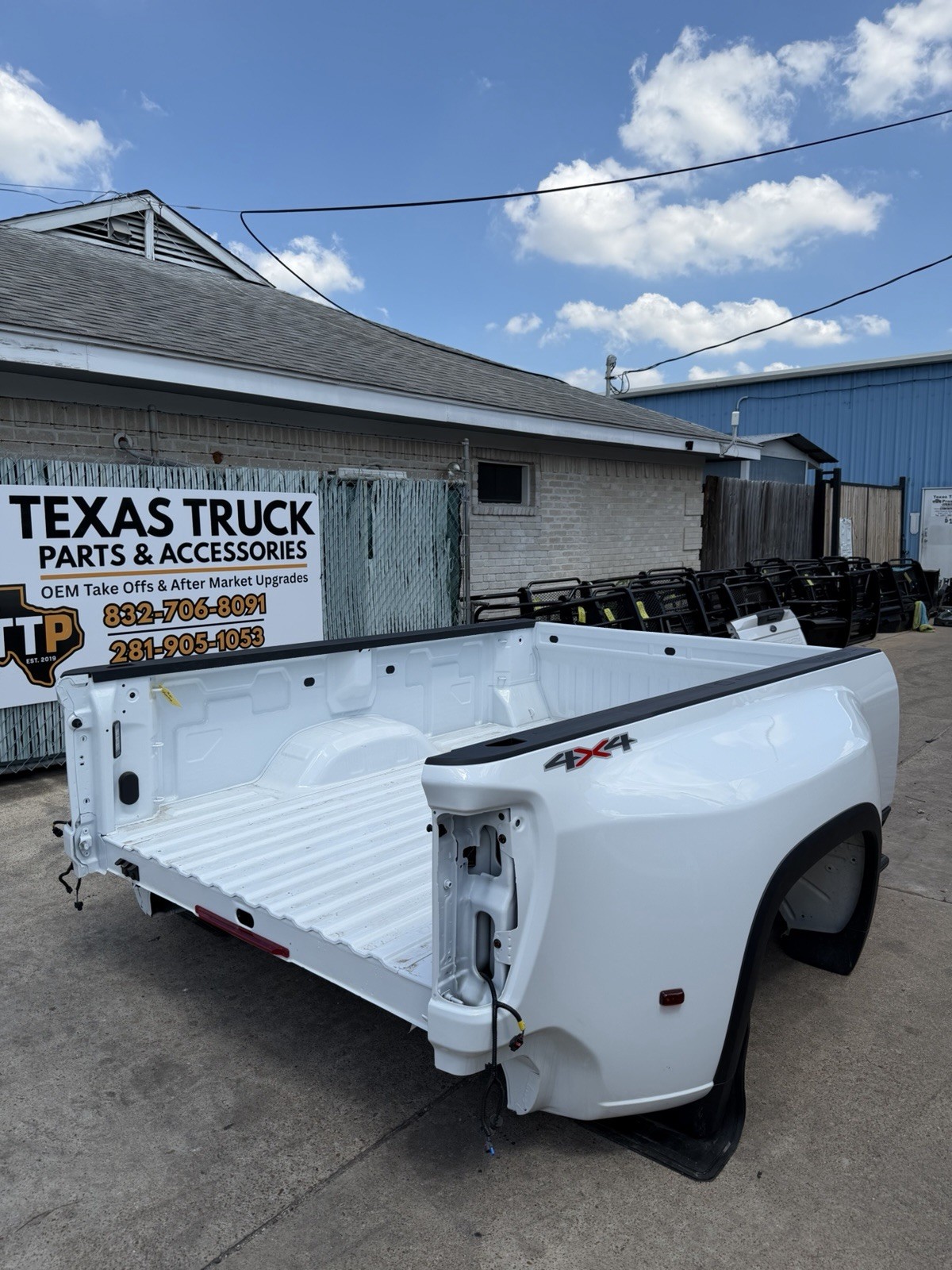 Chevy SILVERADO dually bed — side view