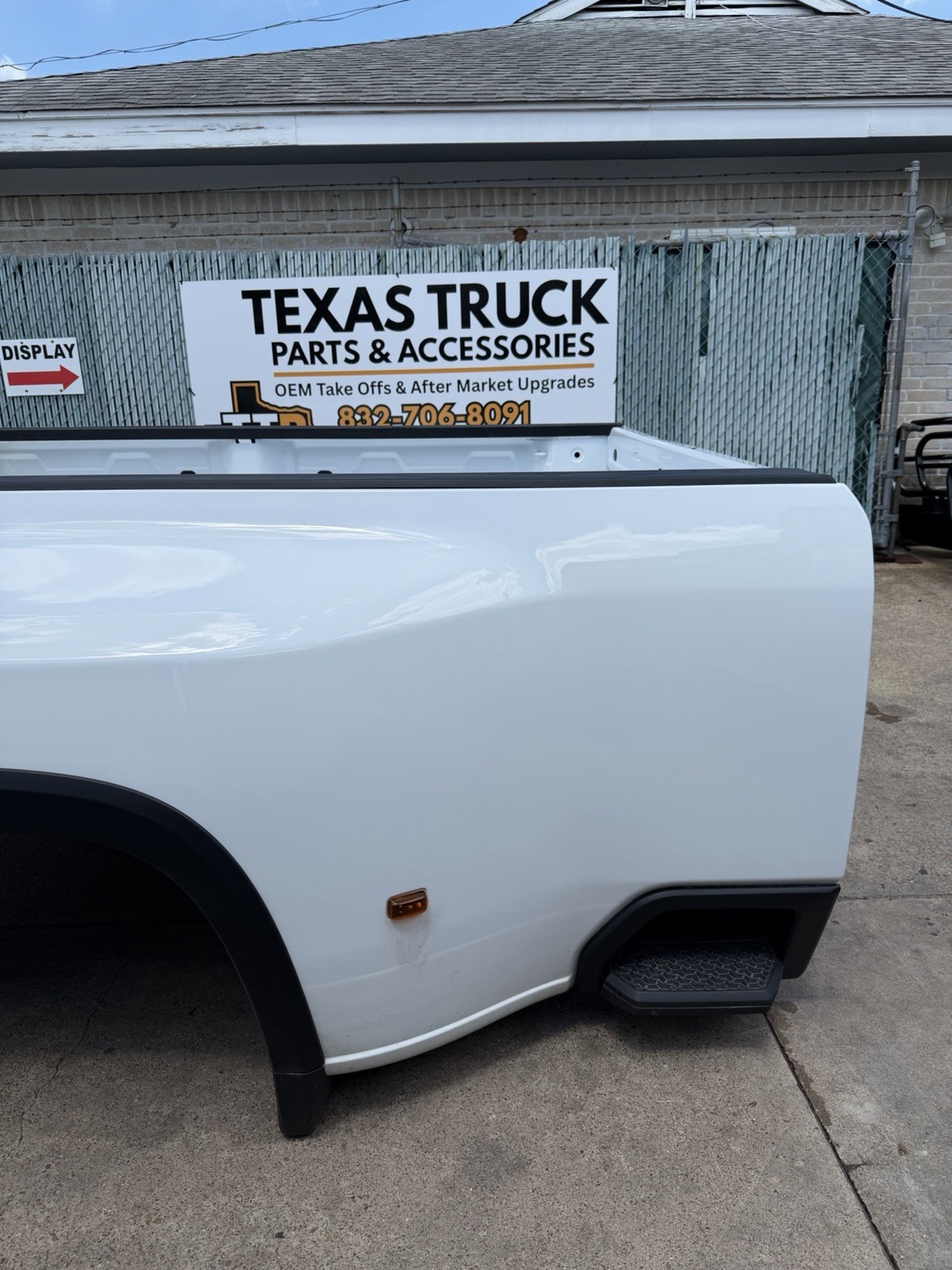Chevy SILVERADO dually bed — mounting hardware detail