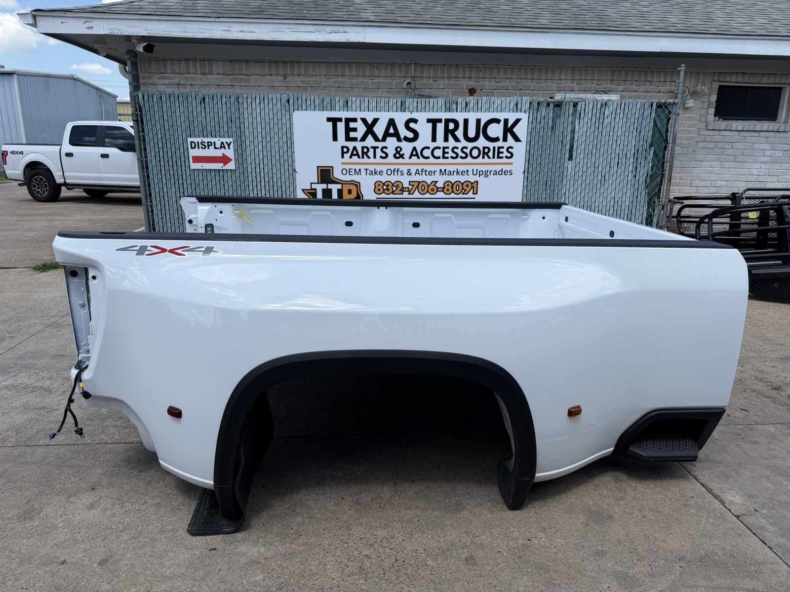 Chevy SILVERADO dually bed — color and finish detail