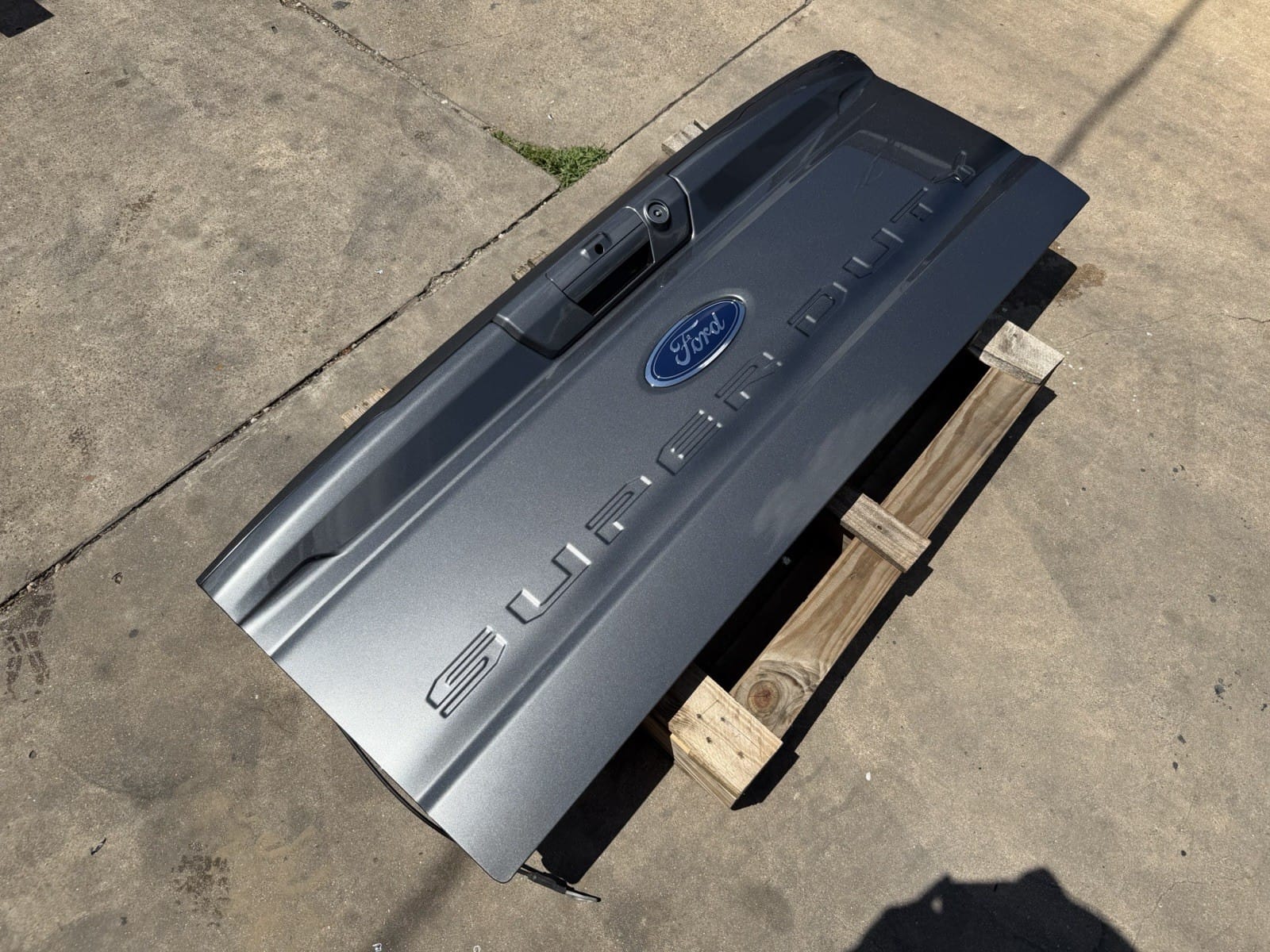 Ford F250 tailgate — side view