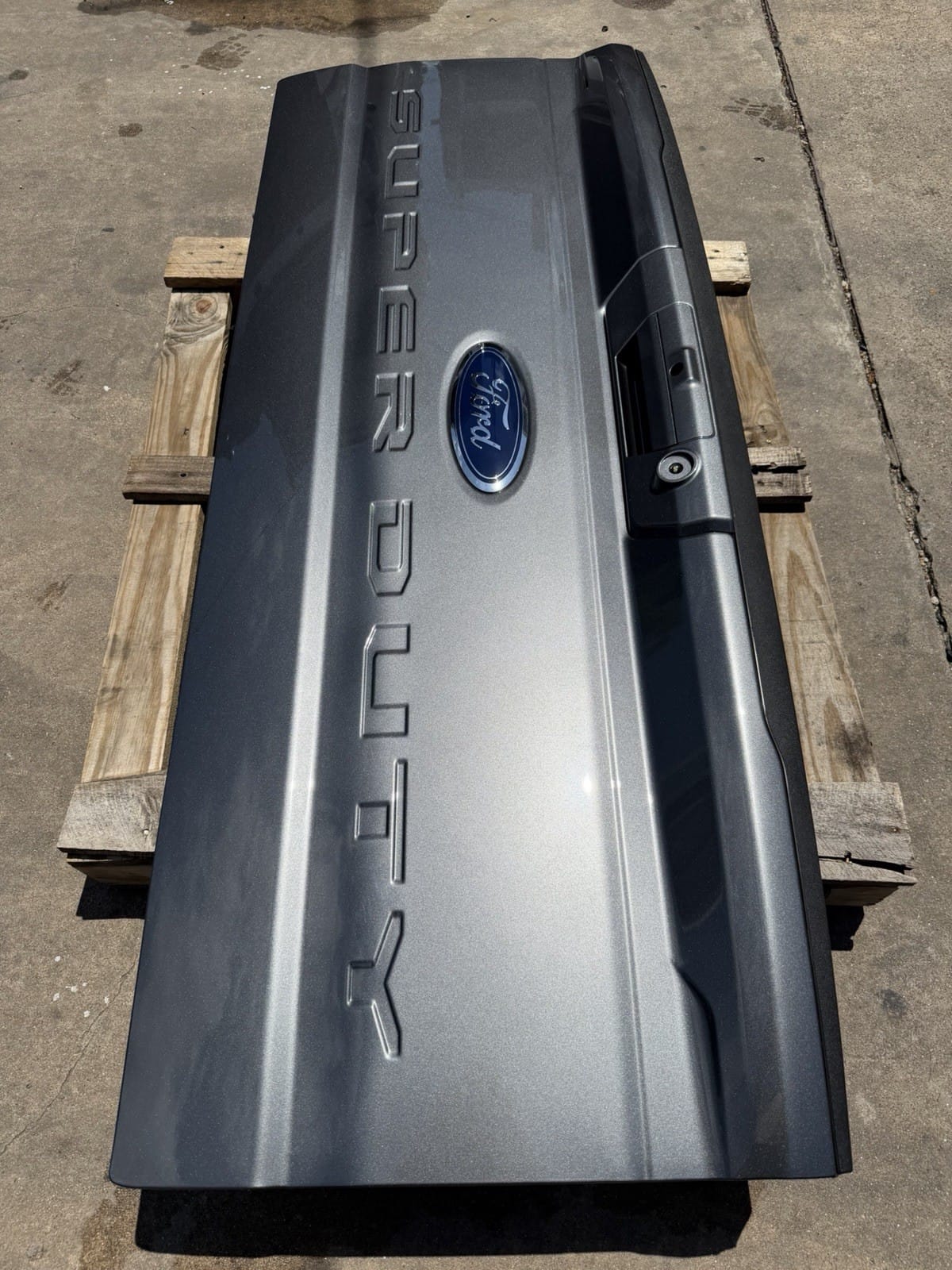 Ford F250 tailgate — mounting hardware detail