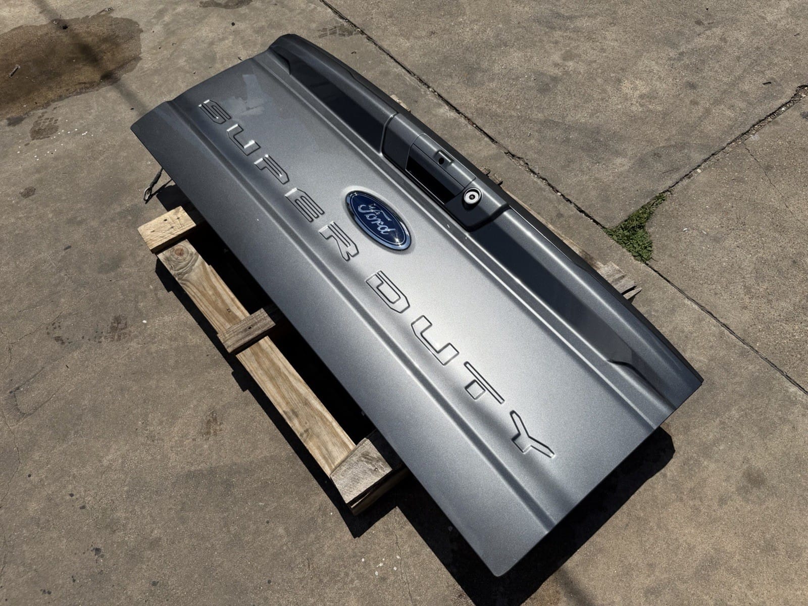 Ford F250 tailgate — color and finish detail