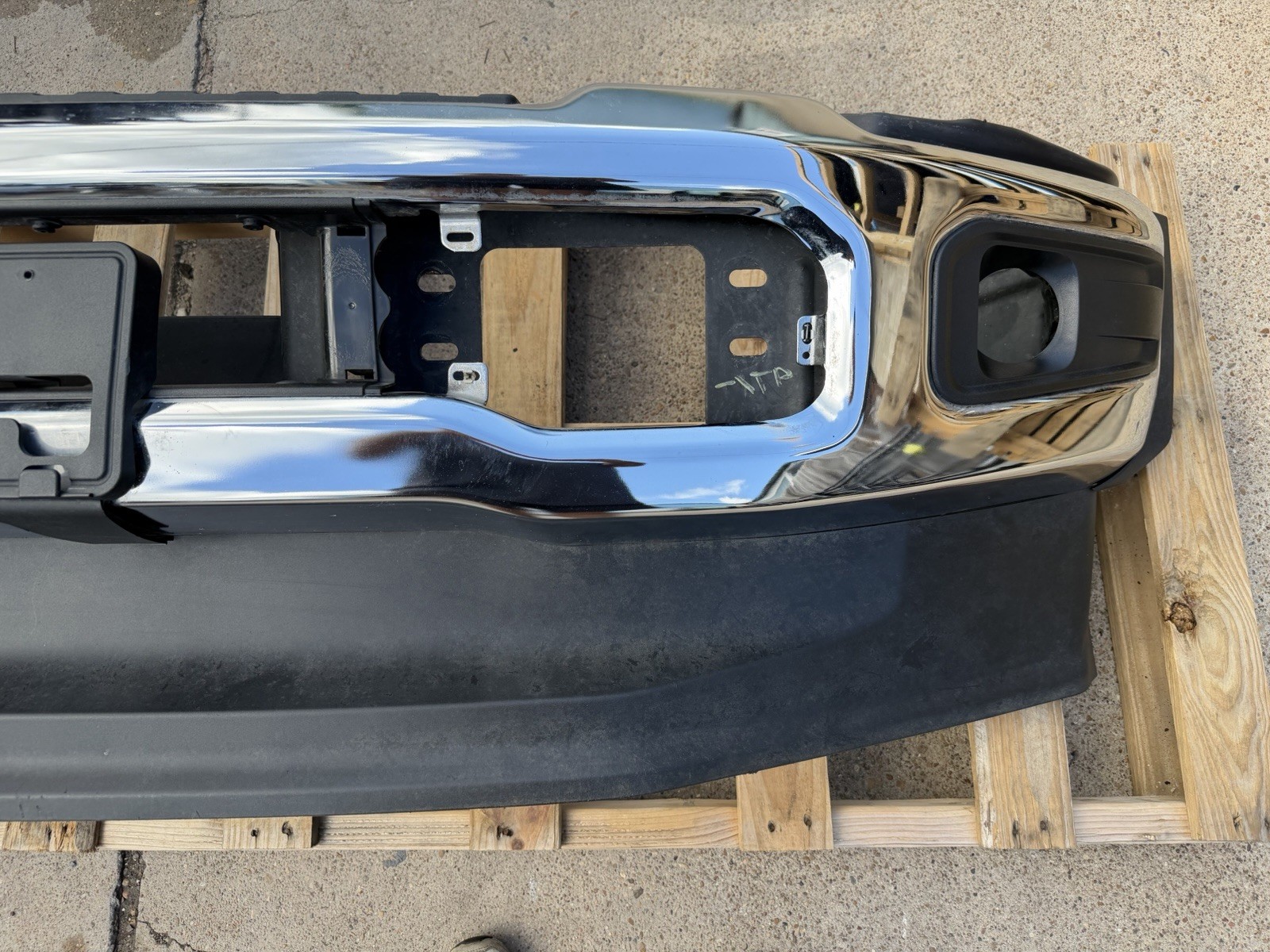 2023-2026 Ford F450/F550 Front Bumper — OEM take-off