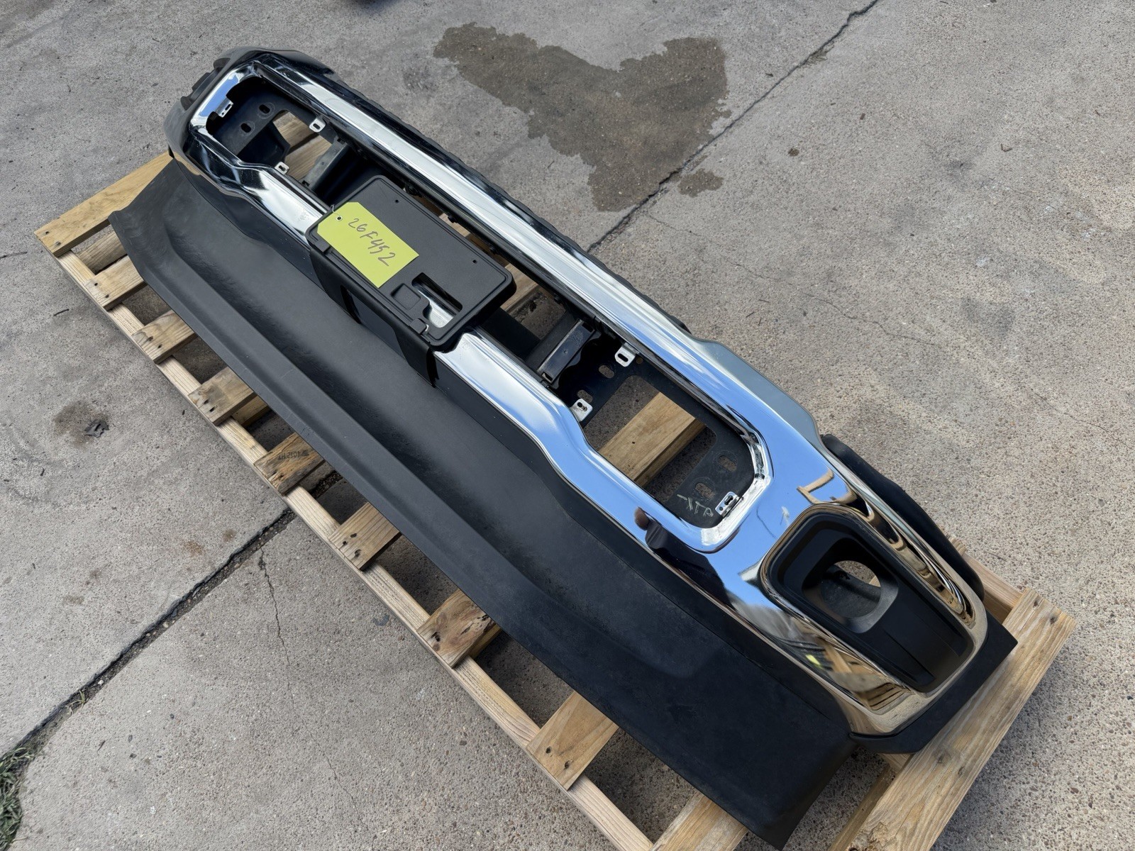 2023-2026 Ford F450/F550 Front Bumper — OEM take-off
