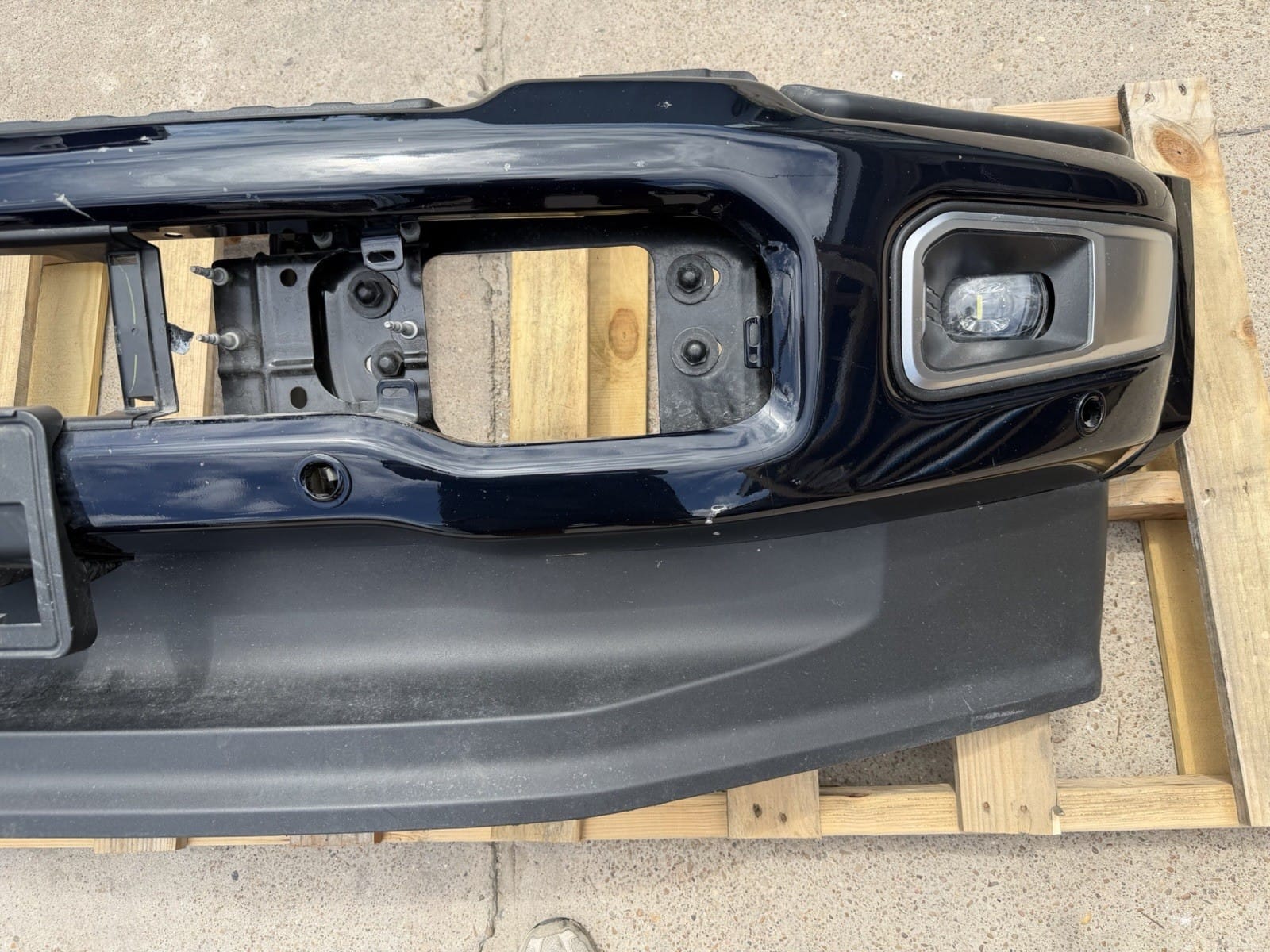 2023-2026 Ford F450/F550 Front Bumper — OEM take-off