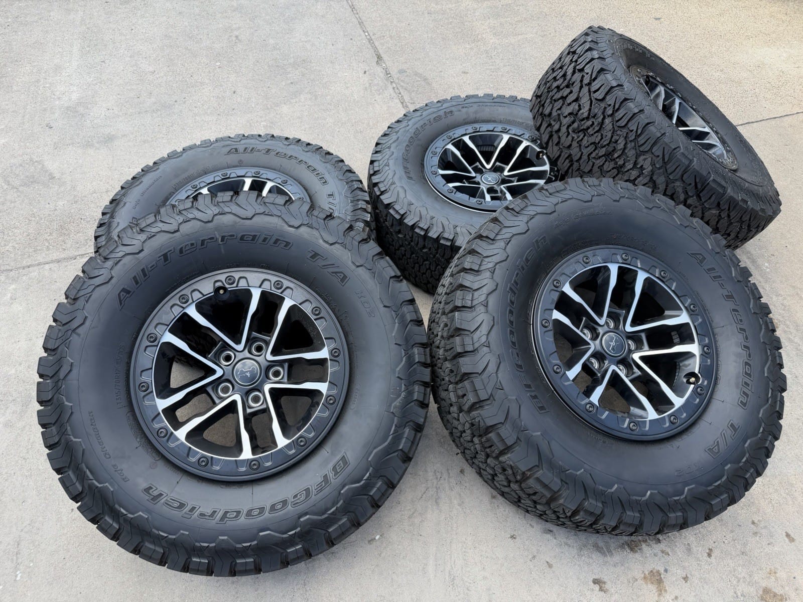 Jeep Wrangler/Gladiator 17" OEM wheels
