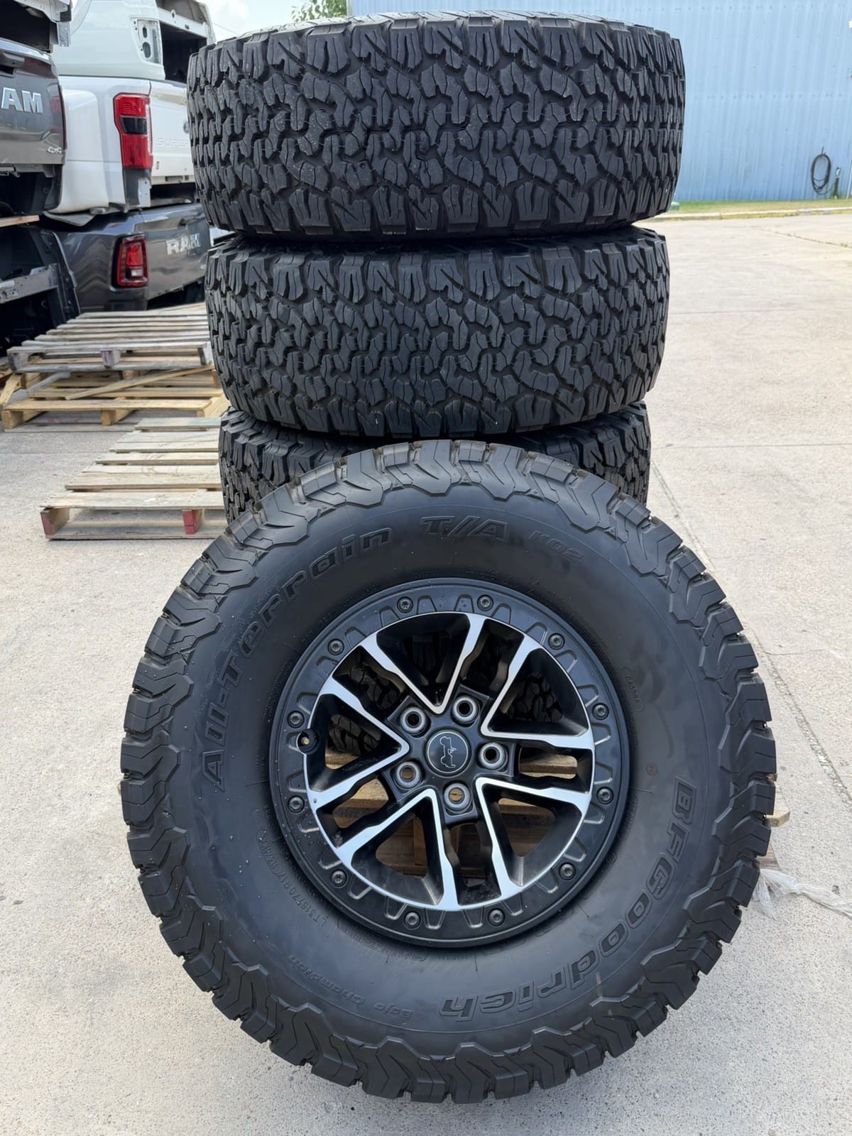 Jeep Wrangler/Gladiator 17" OEM wheels