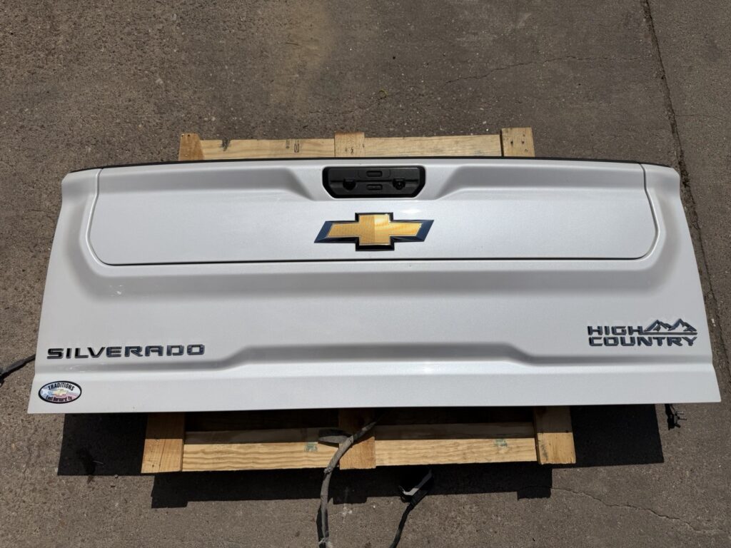 2020-2026 Chevy 2500/3500 Abalone White Tailgate