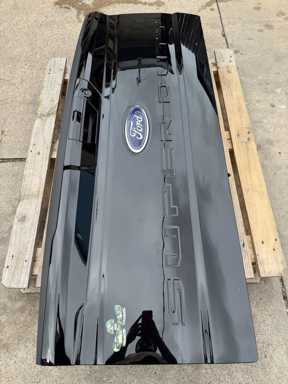 Agate Black Ford Super Duty Tailgate
