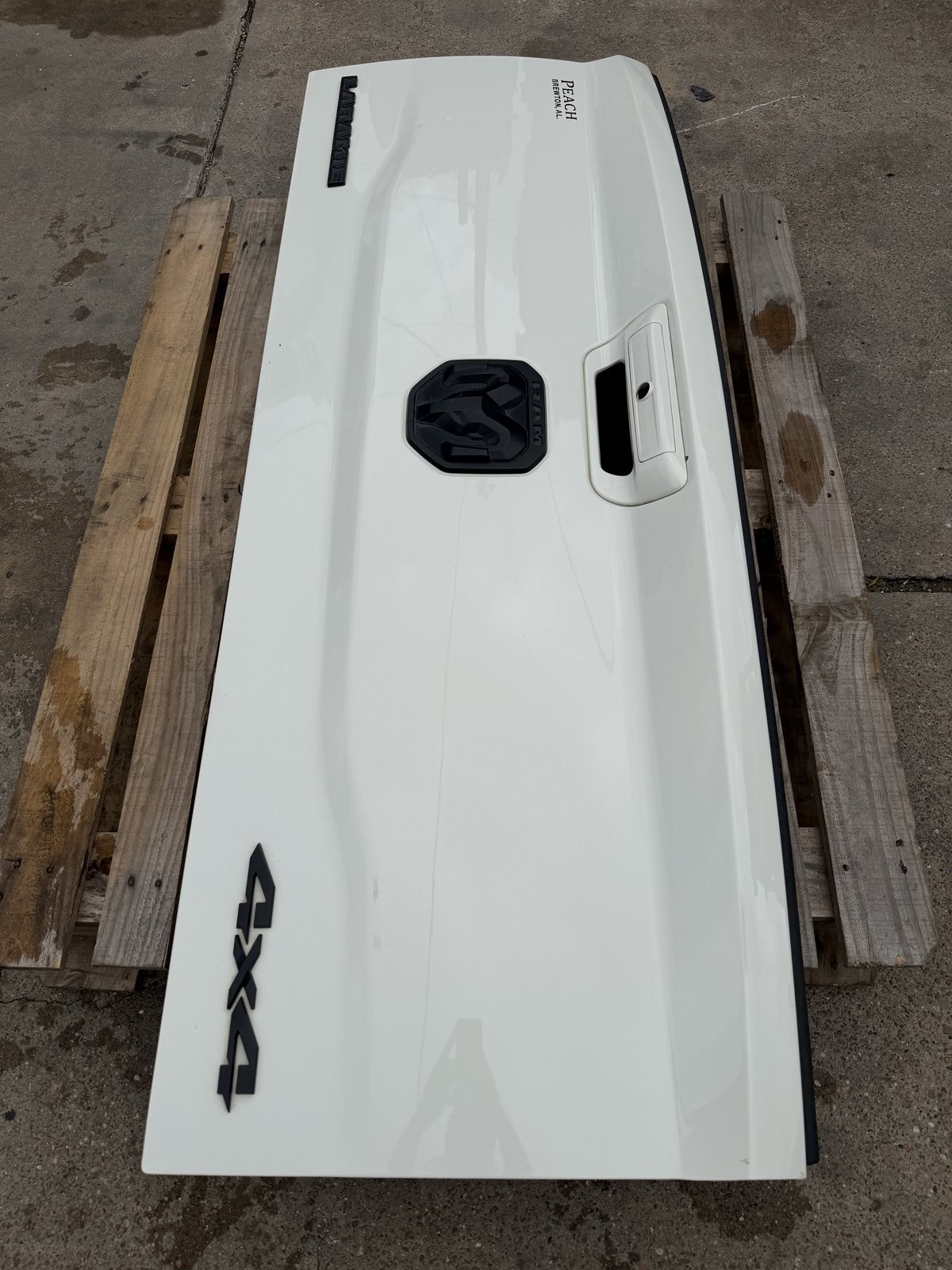 Pearl White Ram 2500/3500 Tailgate